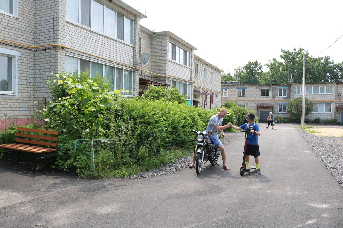 В 2025 году в поселке Комаричи благоустроят дворовые территории