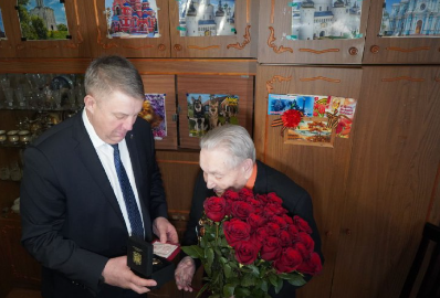 Губернатор Брянской области Александр Богомаз вручил Михаилу Ивановичу Заболотскому юбилейную медаль «80 лет Победы в Великой Отечественной войне 1941-1945 год»ов».