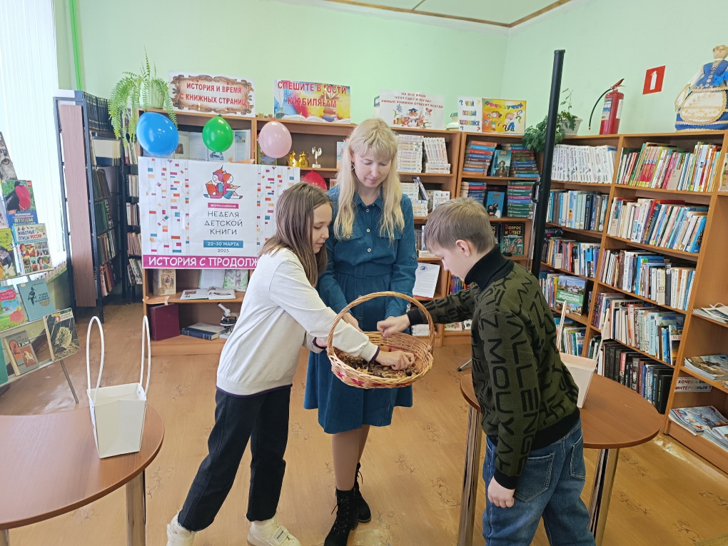 В Суражской городской детской библиотеке прошёл праздник «О чём щебечут птицы так звонко по весне? Какие небылицы рассказывают мне?»