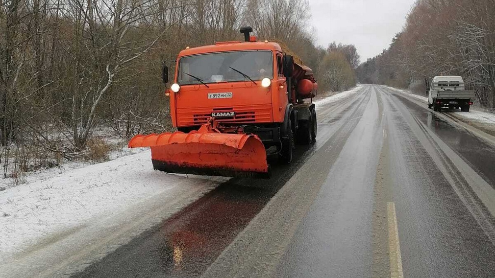 В Климовском районе Брянской области продолжается очистка и обработка дорог