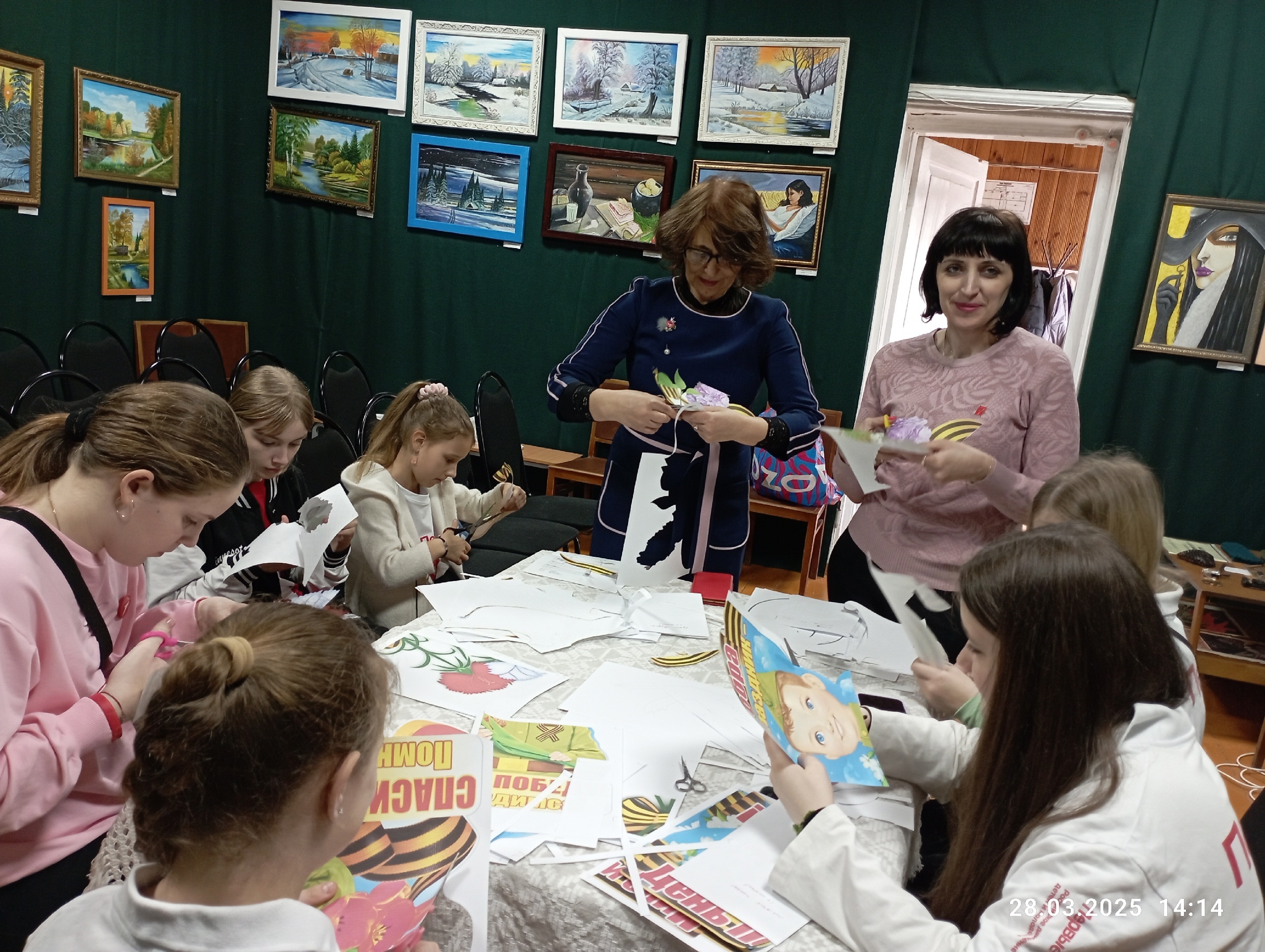 Творческая мастерская ко Дню Победы развернулась в Суражском краеведческом музее