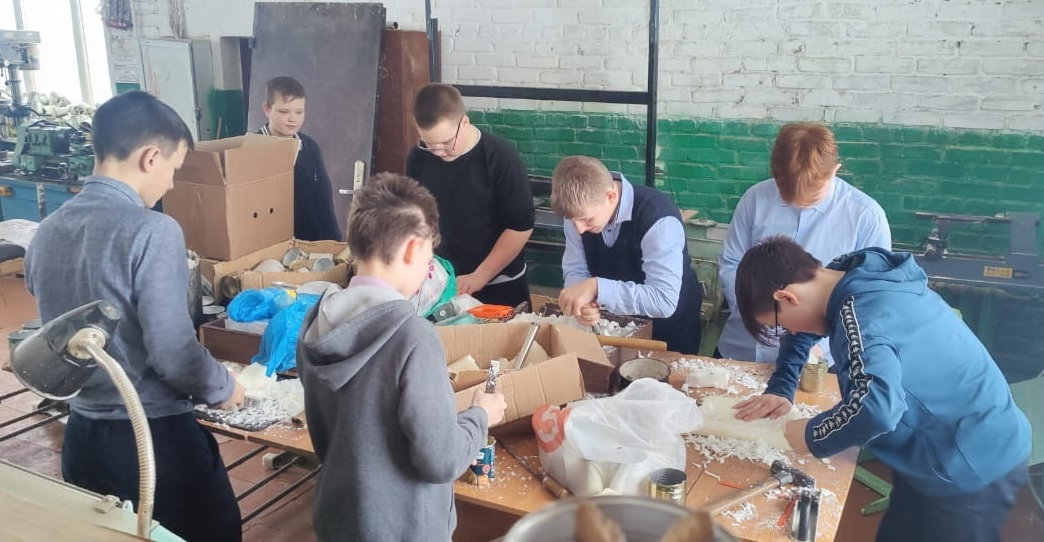 Обучающиеся Суражской школы №3 изготовили окопные свечи для участников СВО