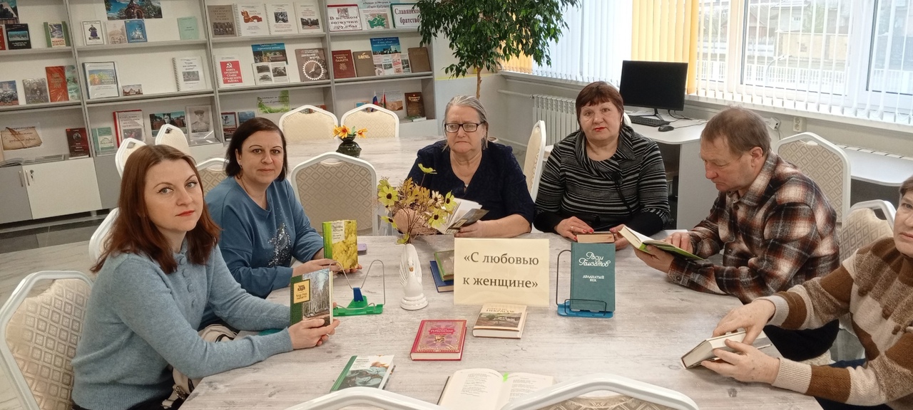 В Суражской районной библиотеке прошел вечер поэтического настроения «С любовью к женщине»