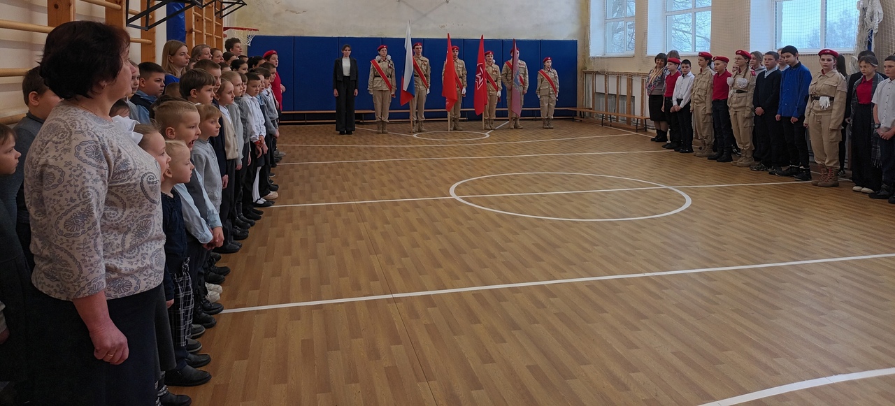 Во Влазовичской школе Суражского района прошла торжественная линейка, посвященная закрытию месячника оборонно-массовой и военно-патриотической работы.