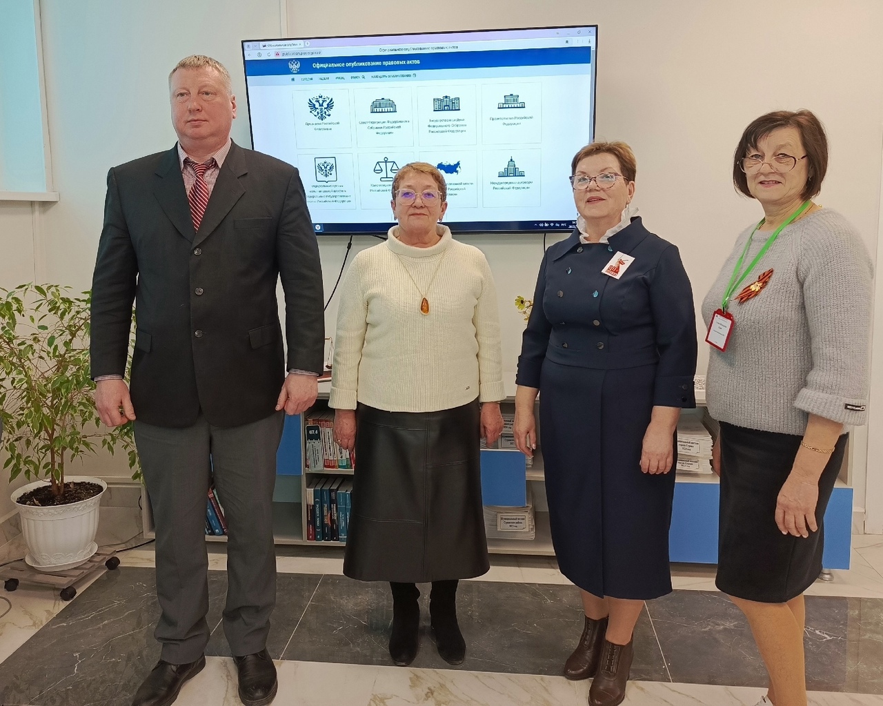 Суражскую районную библиотеку с рабочим визитом посетили представители Центра специальной связи и информации ФСО России в Брянской области