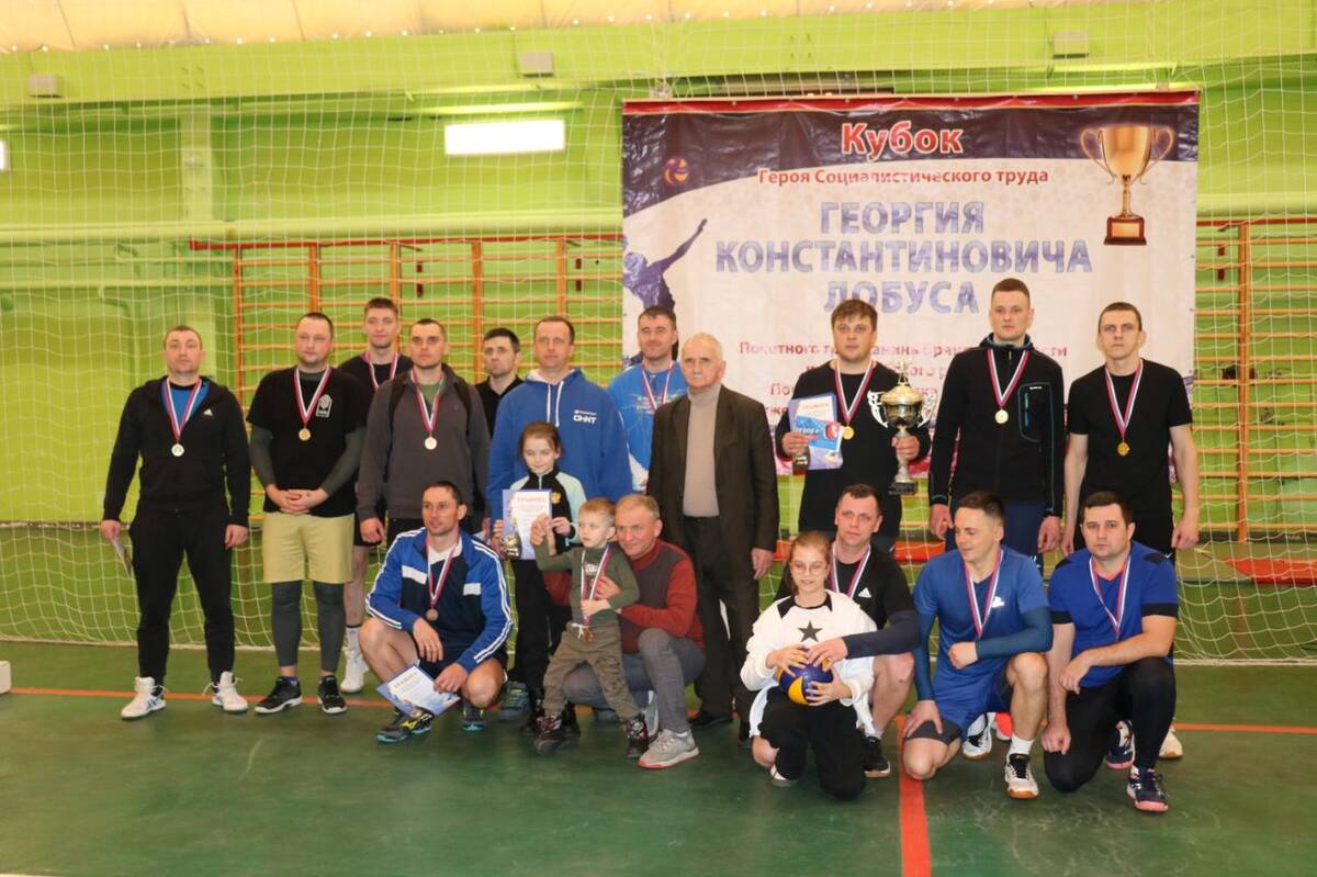 В Стародубе завершились состязания первого дня турнира по волейболу