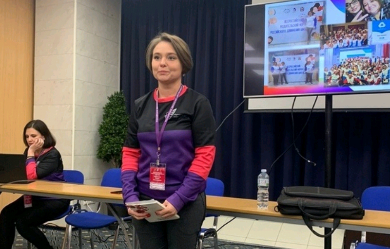 Заведующая детским сектором ГДК Володарского района Брянска Елена Абрамова напомнила родителям, как предостеречь детей от вербовки в интернете