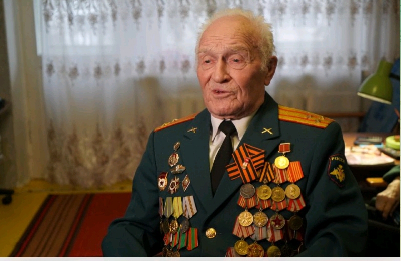 Губернатор Александр Богомаз вручил юбилейную медаль «80 лет Победы в Великой Отечественной войне 1941–1945 годов» Николаю Редикульцеву