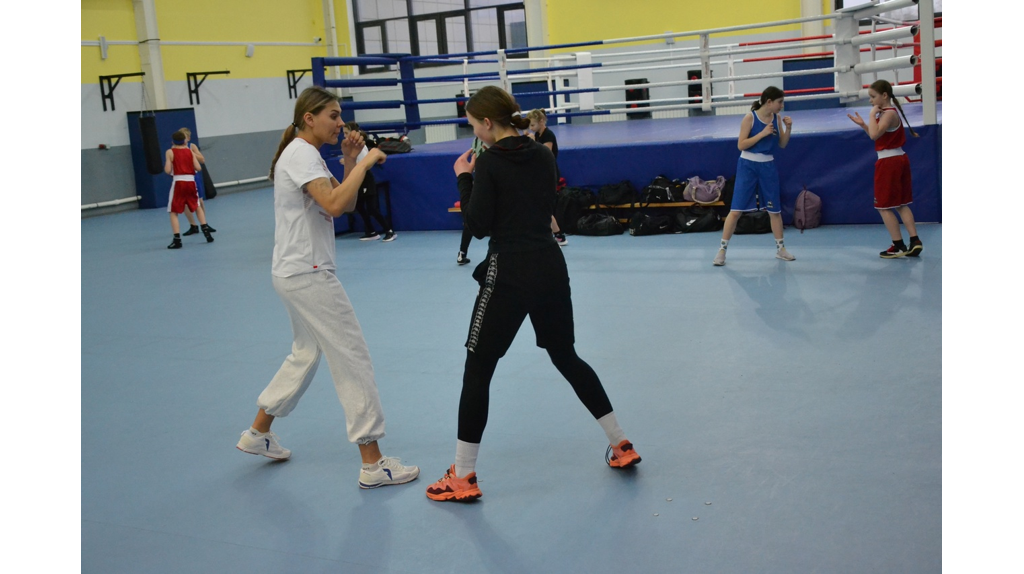 Призер чемпионата мира Елена Бабичева провела тренировку с юными брянскими боксерами