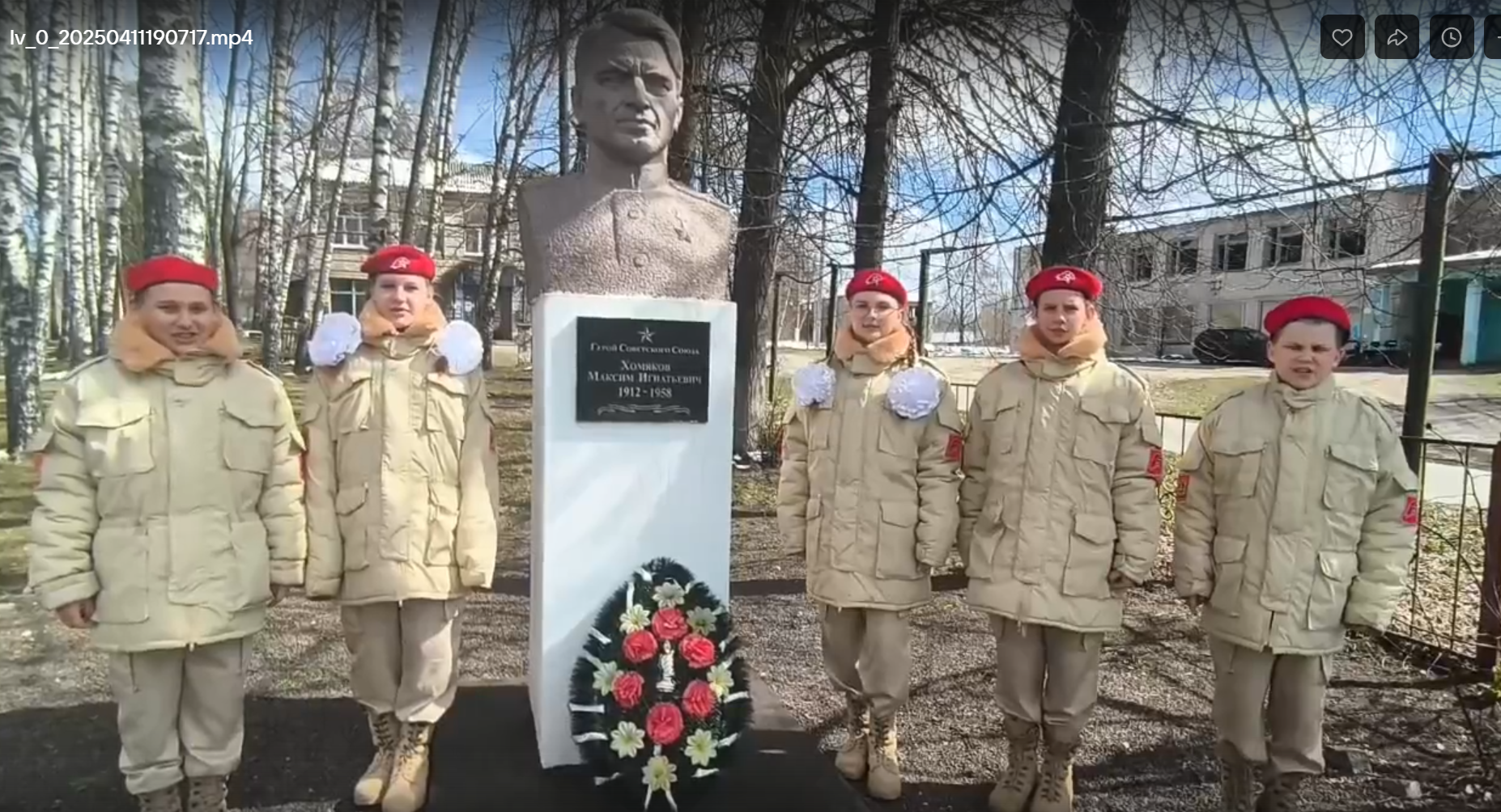 Активисты «Движения Первых» Влазовичской школы Суражского района взяли шефство над памятником Герою Советского Союза Хомякову М.И