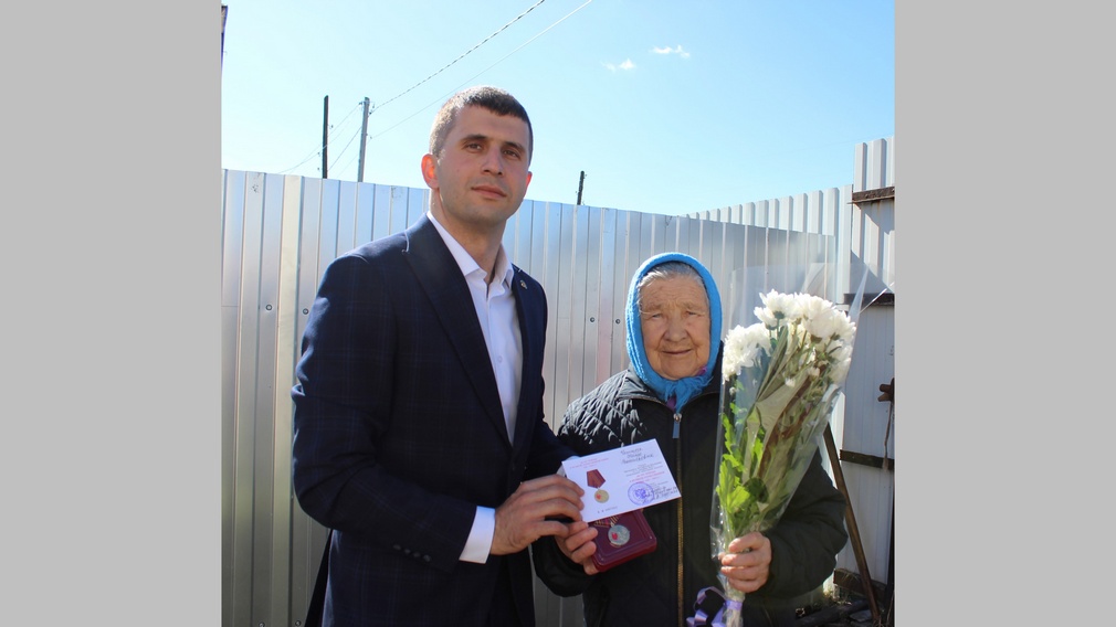 В Карачевском районе Нине Чинных вручили медаль в честь 80-летия Победы