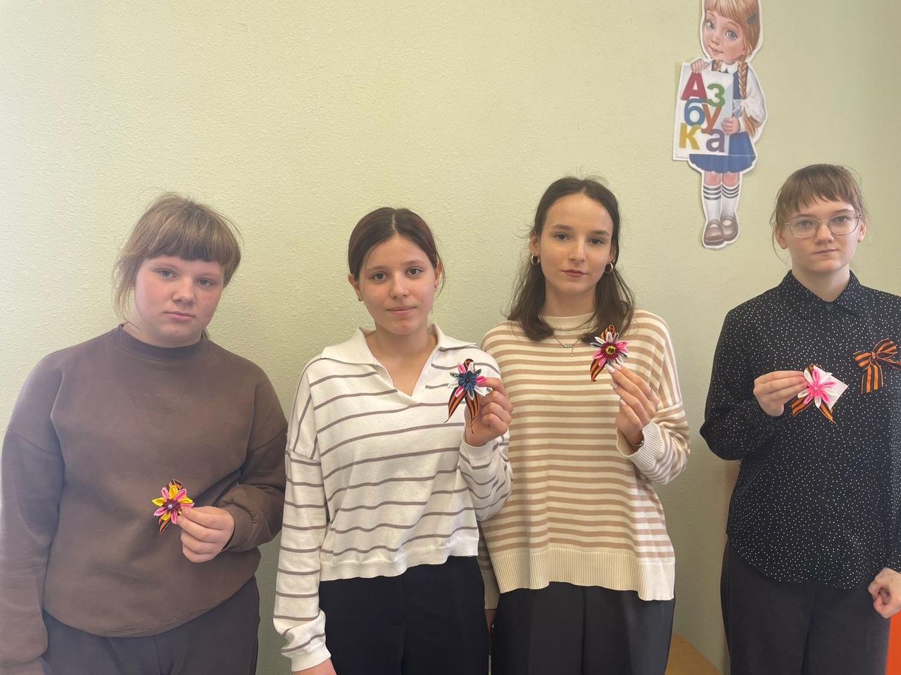 В Суражской школе №2 прошел мастер-класс по изготовлению декоративной броши с использованием символа Дня Победы — Георгиевской ленты