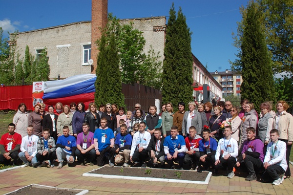 В Суражском промышленно-аграрном техникуме высадили яблоневый сад в память о погибших на СВО выпускниках