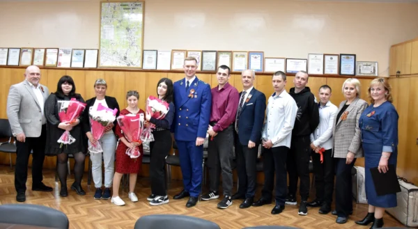 В администрации Дятьковского района торжественно вручили ключи от благоустроенных квартир детям-сиротам и детям, оставшимся без попечения родителей