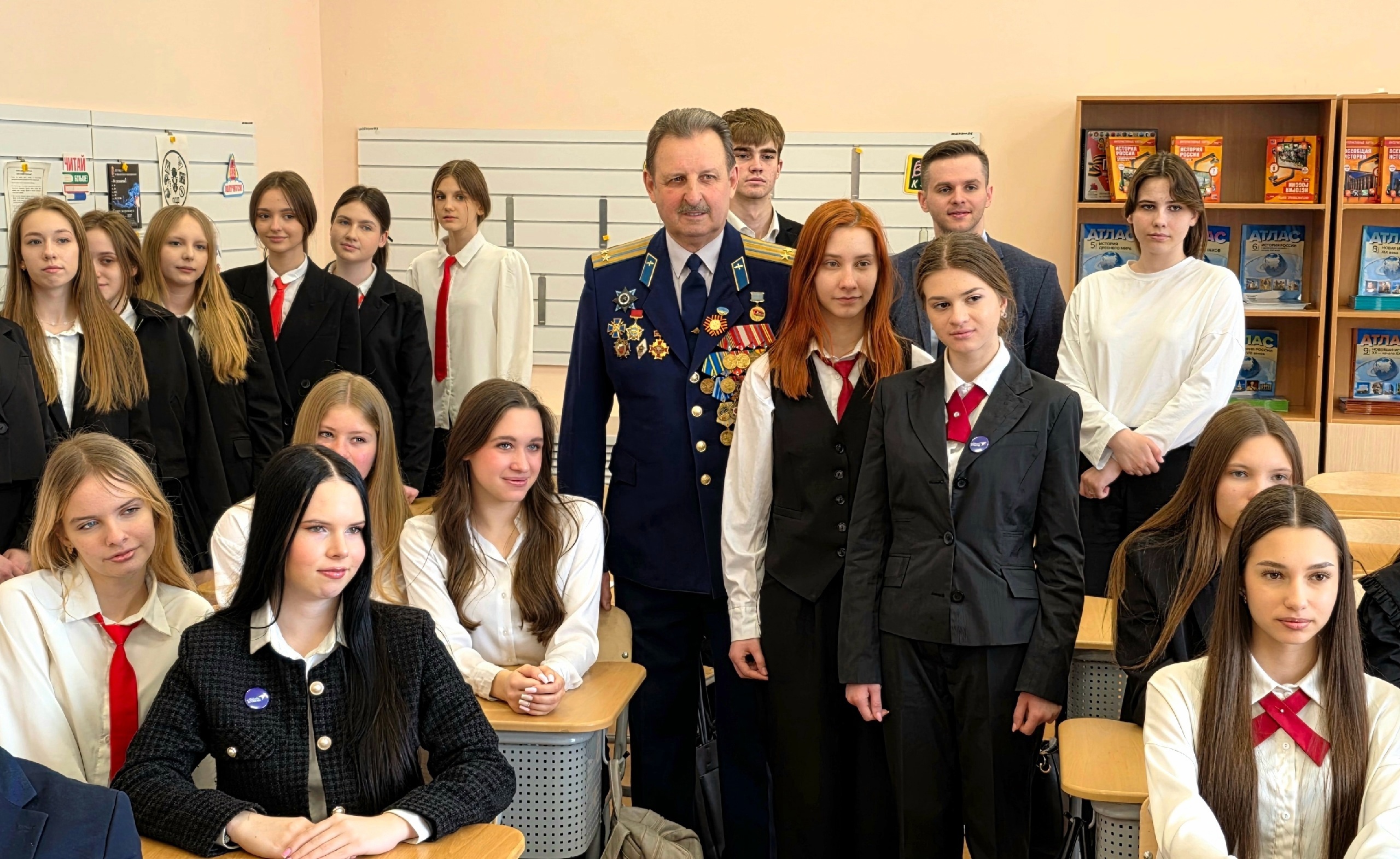 В  преддверии Дня космонавтики ветераны авиации Брянска встретились с обучающимися Центра образования «Перспектива» Брянска