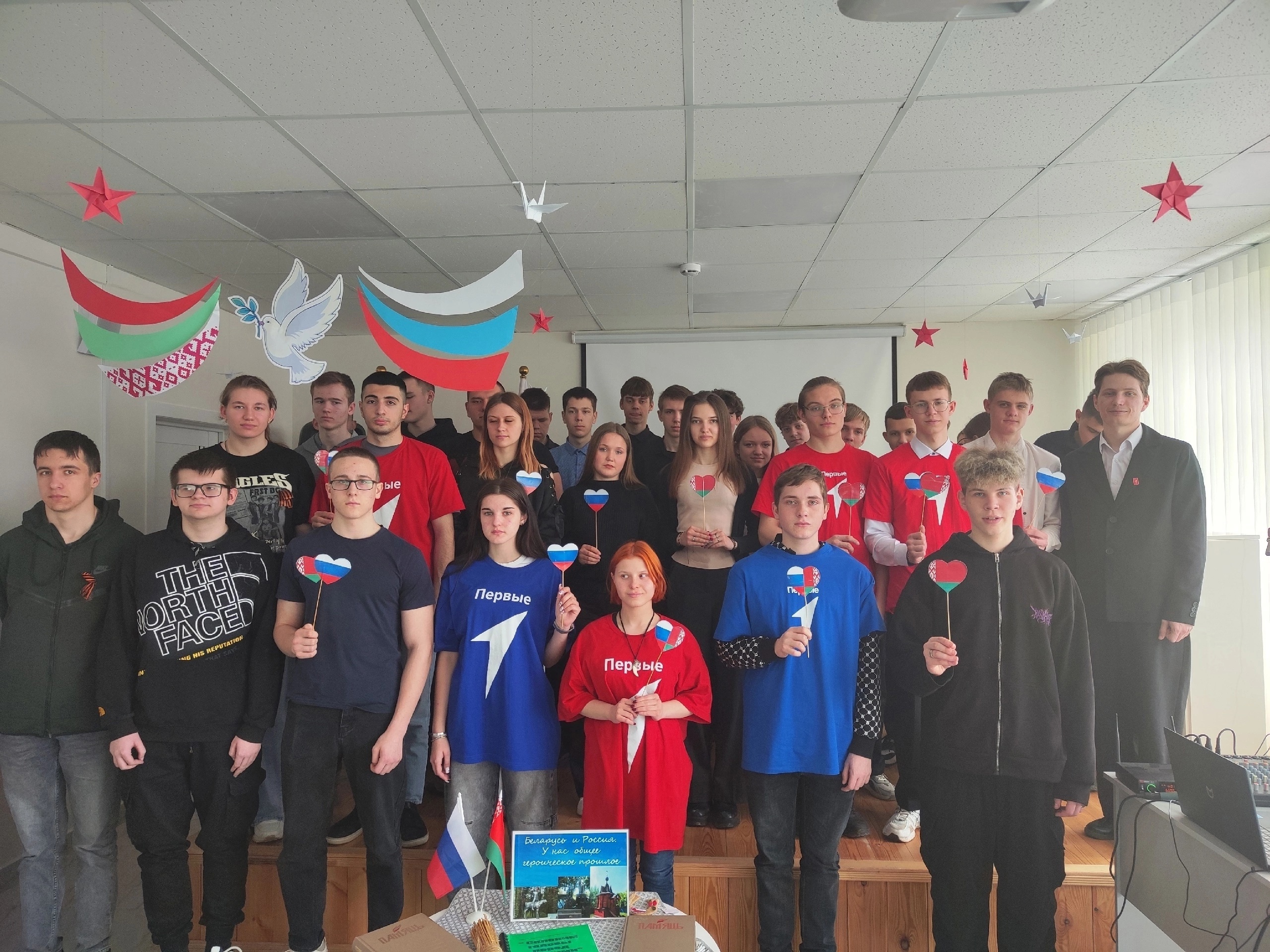 В Суражской районной библиотеке в рамках месячника белорусской литературы  состоялся литературный вечер «Беларусь и Россия: единством сильны!»