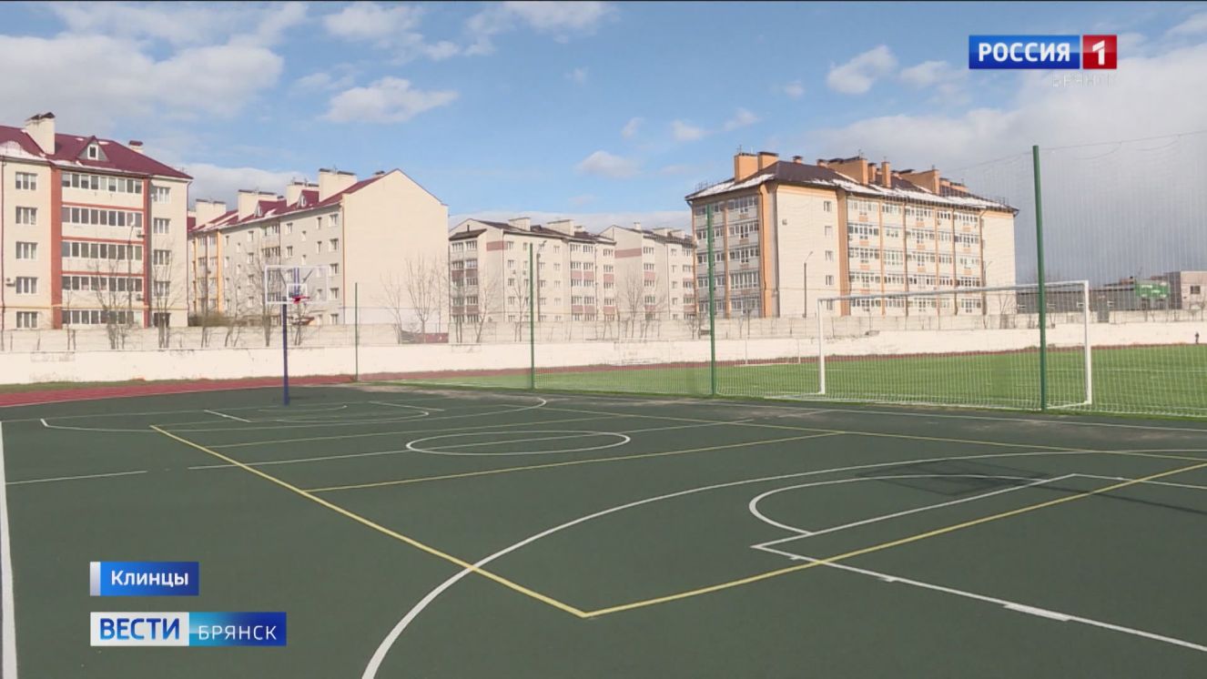 Новое футбольное поле с искусственным покрытием и воротами оборудовали в Клинцах Брянской области