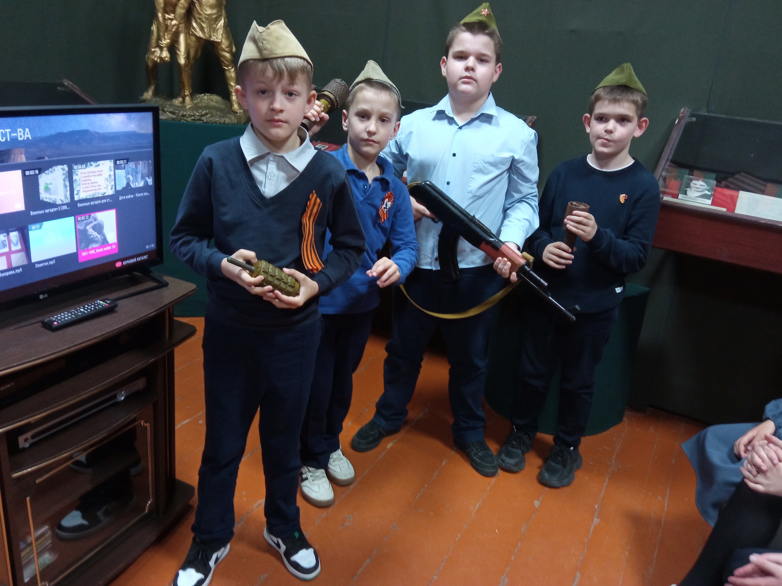 Для обучающихся Суражской школы №2 провели экскурсию «Экспонат расскажет о войне»