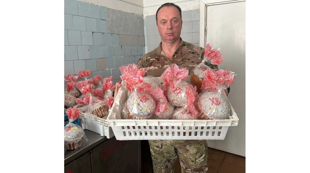 Командир батальона «БАРС-Брянск» Антошин передал пасхальные куличи бойцам отряда