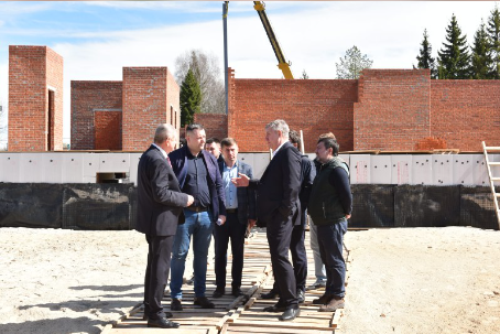 Губернатор Брянской области Александр Богомаз ознакомился с ходом строительства физкультурно-оздоровительного комплекса в Карачеве