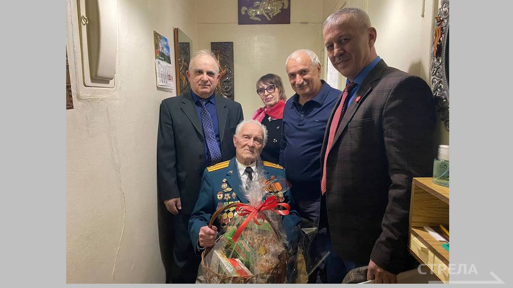 В Брянске в гости к ветерану Николаю Редикульцеву пришли руководители общин Армении, Дагестана и Узбекистана