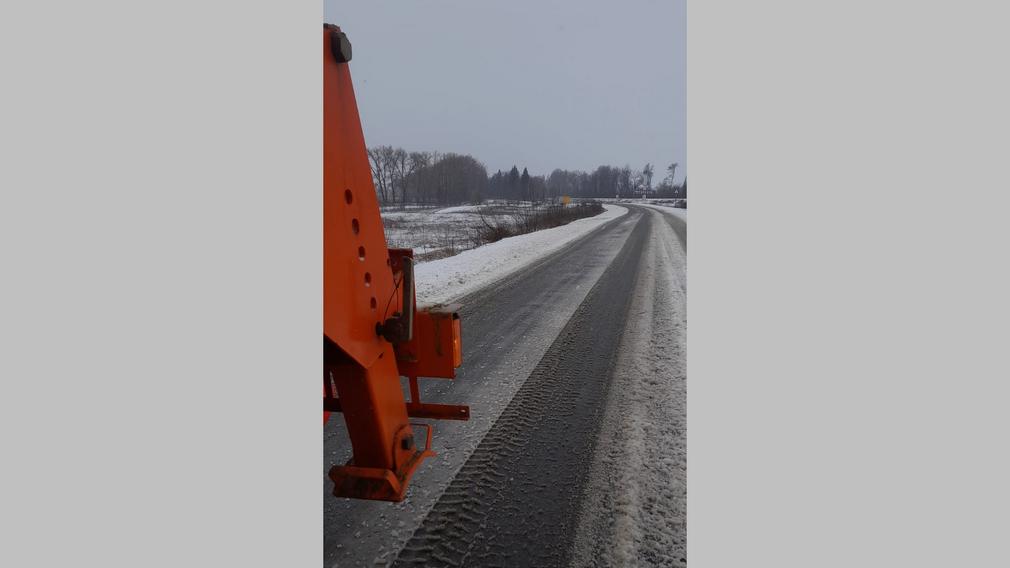 В Брянской области в круглосуточном режиме проводится очистка и обработка дорог от снега