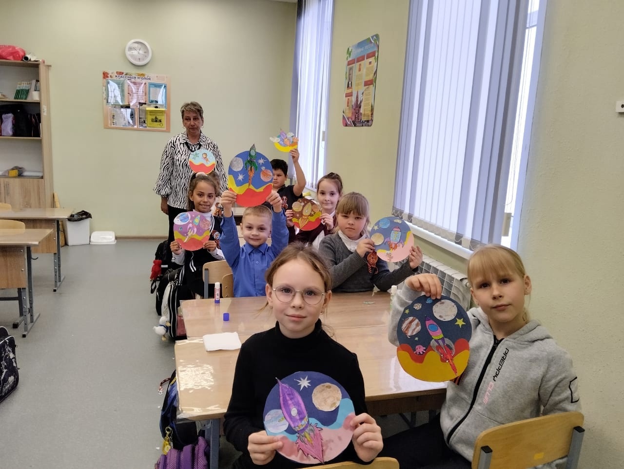 Для обучающихся школы №2 города Суража прошел час общения, посвященный Дню космонавтики.