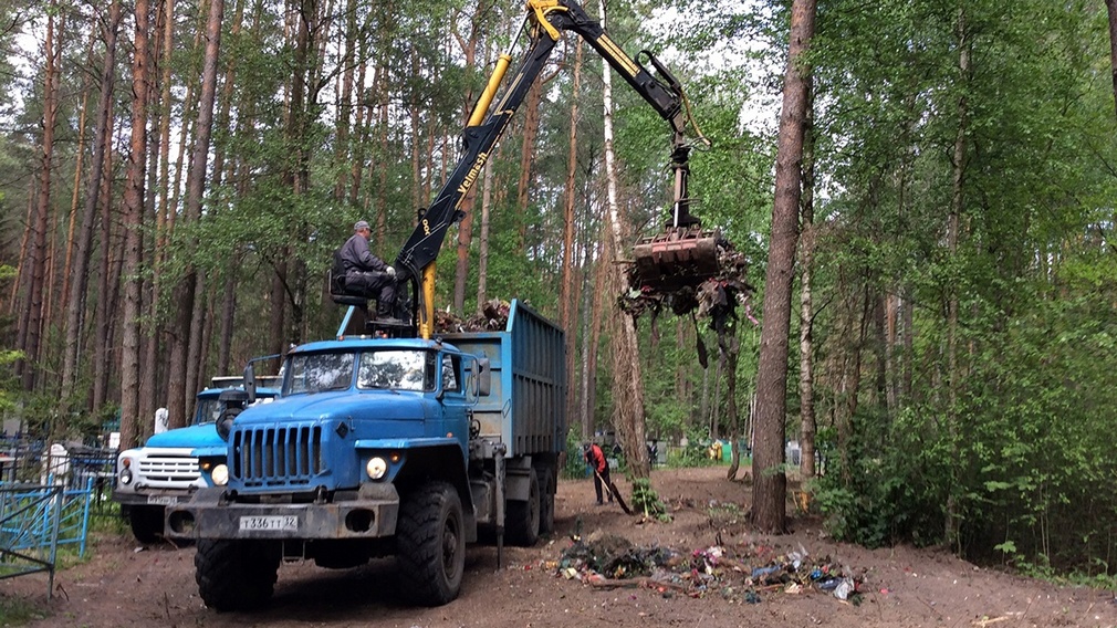 С территории брянских кладбищ было вывезено около 4000 тонн отходов