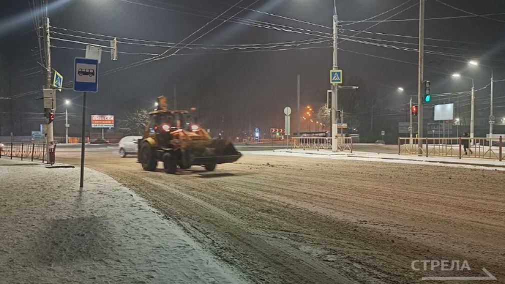Специальная техника в Брянске вышла на очистку дорог