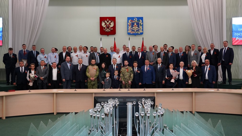 Губернатор Александр Богомаз вручил государственные награды участникам СВО и представителям предприятий