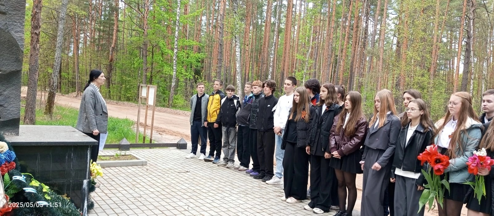 В преддверии 9 мая обучающиеся 8 «Б» класса школы N 2  посетили памятные места Суража