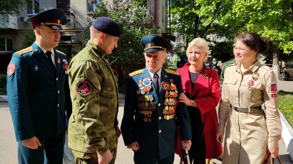 В городе Брянске сотрудники Росгвардии организовали торжественное шествие под окнами домов, где живут ветераны Великой Отечественной войны