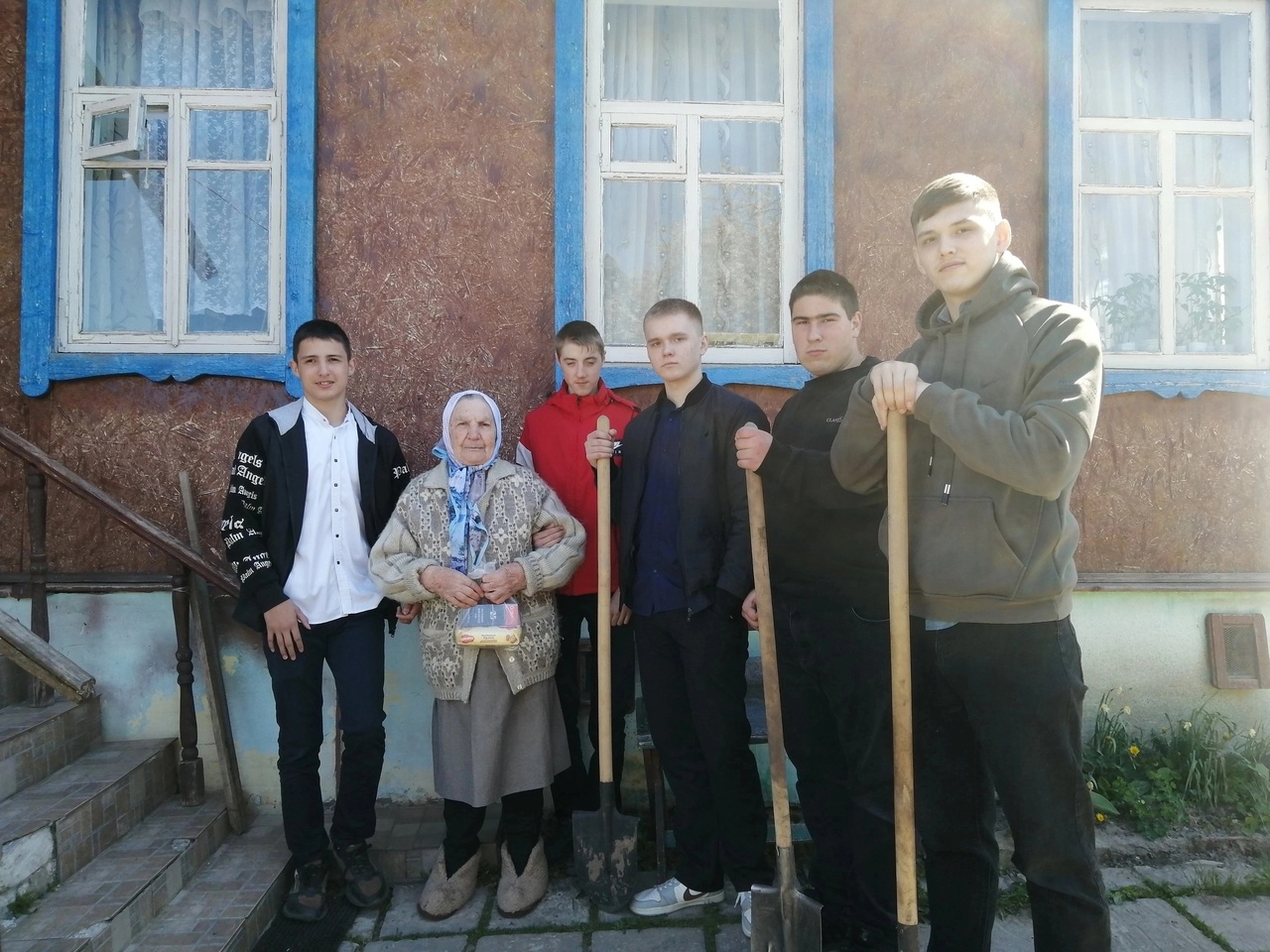 Волонтеры Суражской школы №1 помогают ветеранам и труженикам тыла