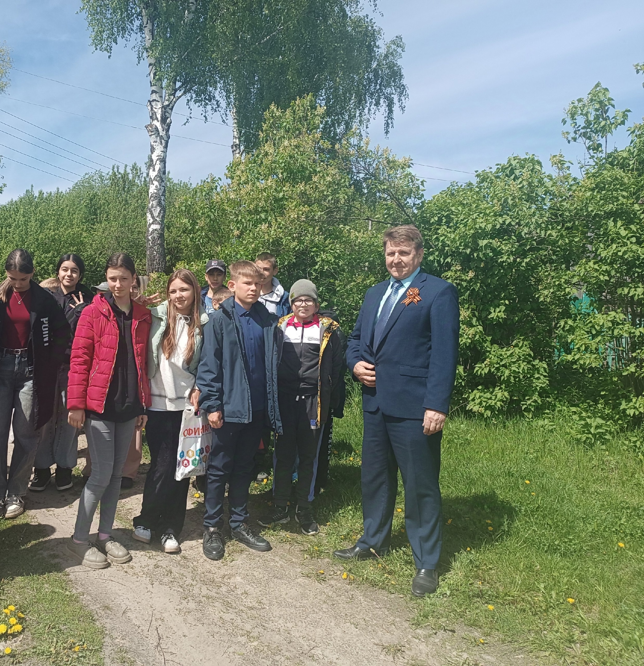 Обучающиеся Овчинской  школы отправились на экскурсию по местам боевой славы села