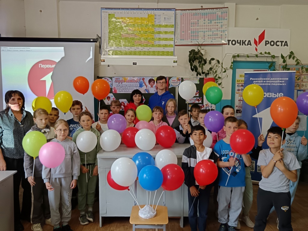 В Нивнянской школе прошла встреча учащихся со студентом и председателем совета первых Суражского района Данилой Федорина