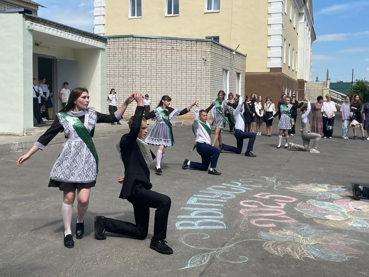 Последний звонок прозвенел для выпускников Суражского района
