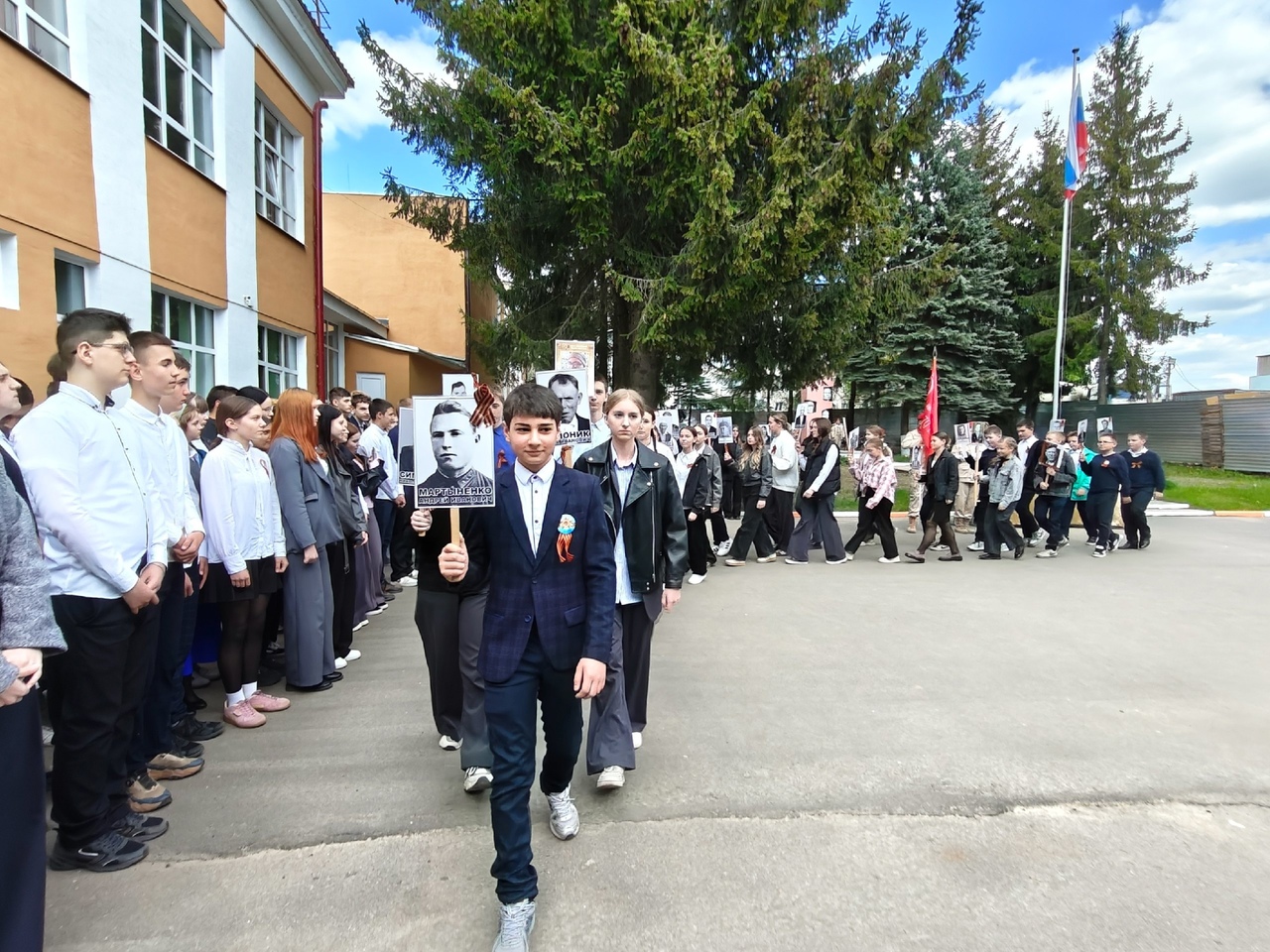 Торжественная линейка, посвященная 80-летию Победы в Великой Отечественной войне прошла в Суражской школе №1