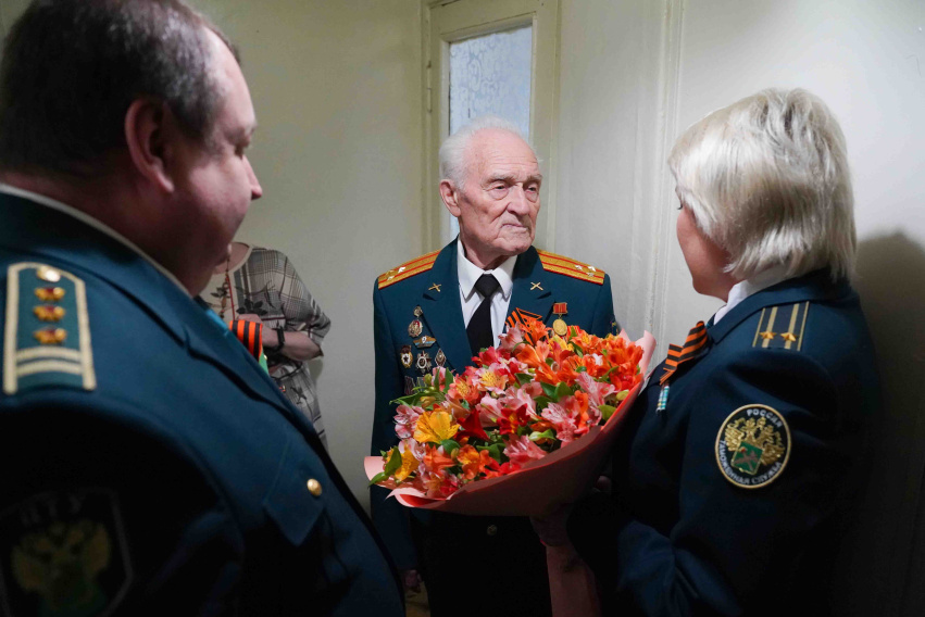 Сотрудники Брянской таможни поздравили ветерана Великой Отечественной войны Николая Редикульцева с юбилеем — ему исполнилось 80 лет