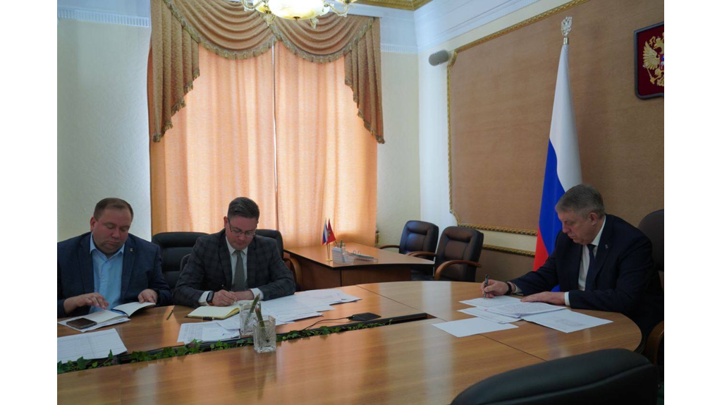 Александр Богомаз встретился с Денисом Мантуровым на совещании по восстановлению приграничных территорий