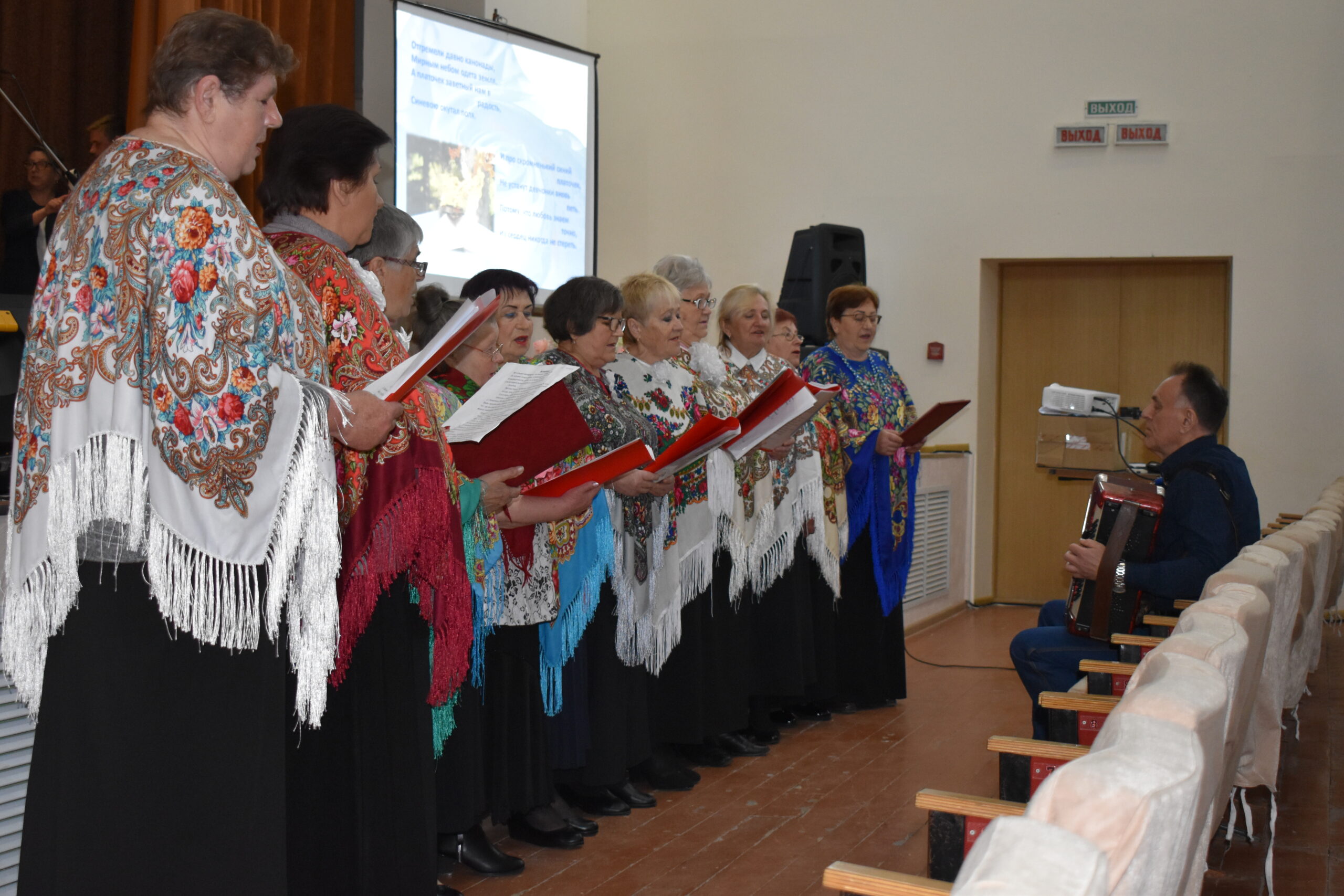 Центр культуры провел музыкально-литературный вечер «А песня тоже воевала» в рамках проекта «Активное долголетие»