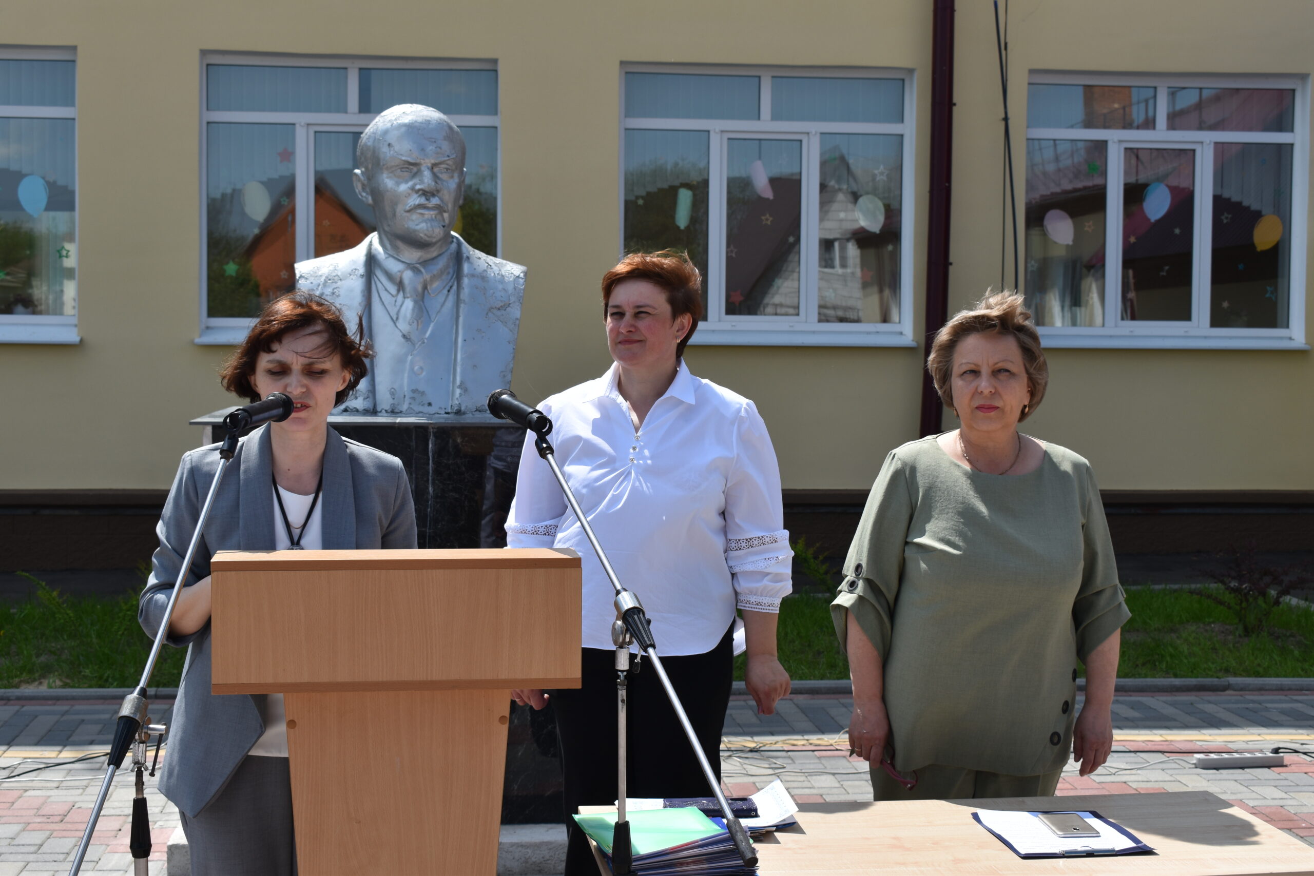 В Суражской школе №3 прошла торжественная линейка, посвященная окончанию 2024-2025 учебного года