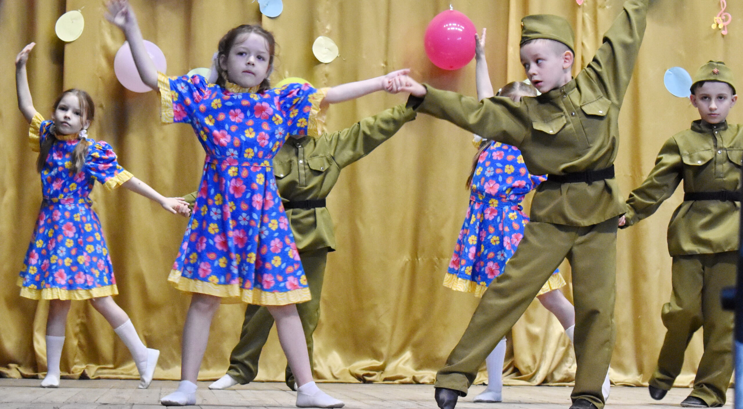 В преддверии Международного дня защиты детей Суражский Центр культуры провел фестиваль музыкального творчества