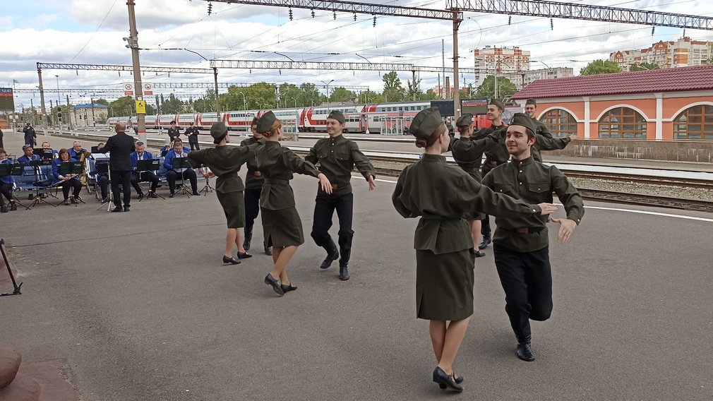 На вокзале Брянск-Орловский прошла акция «Вальс Победы»