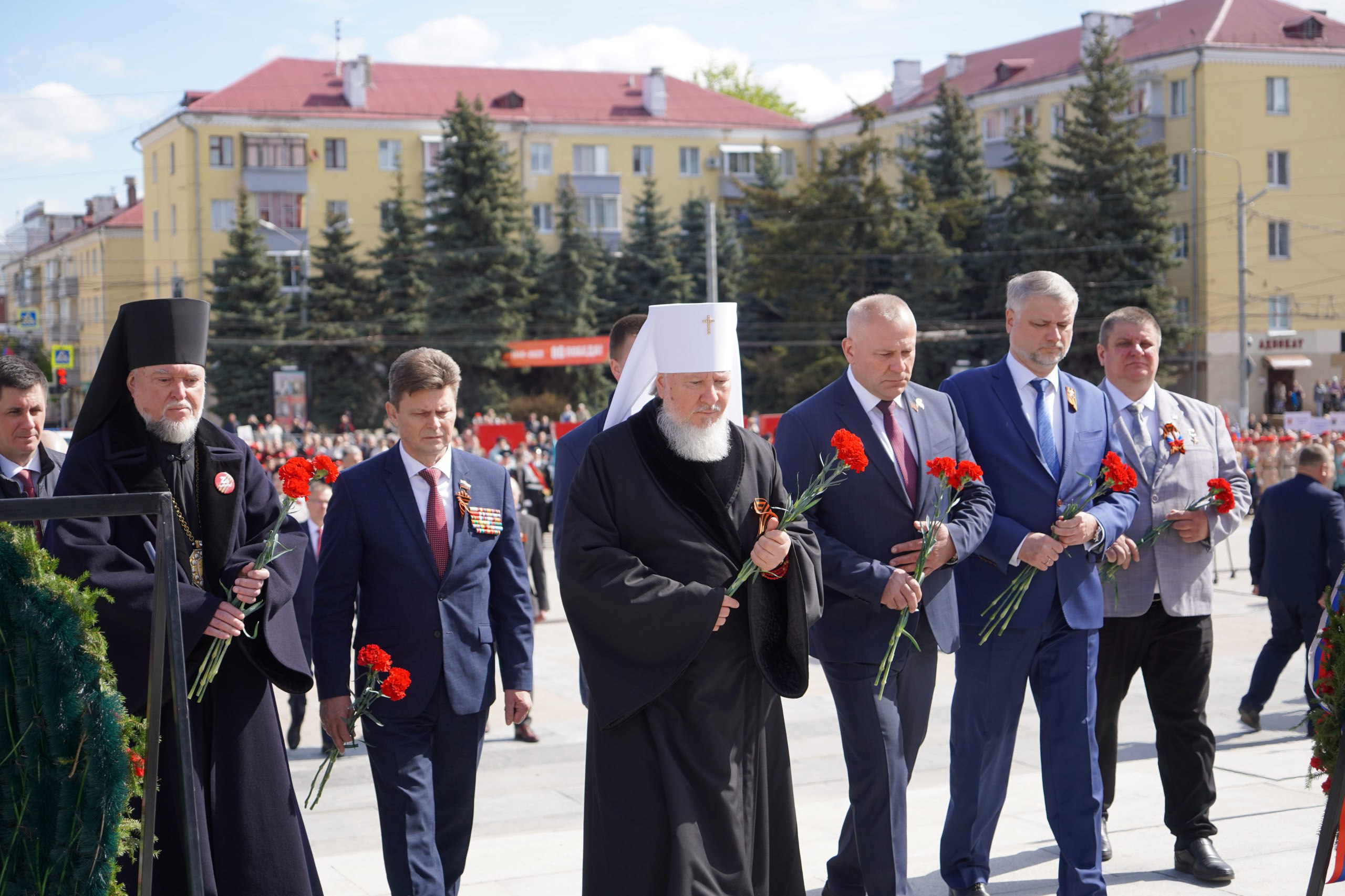 На площади Партизан горит вечный огонь в память о погибших в Великой Отечественной войне