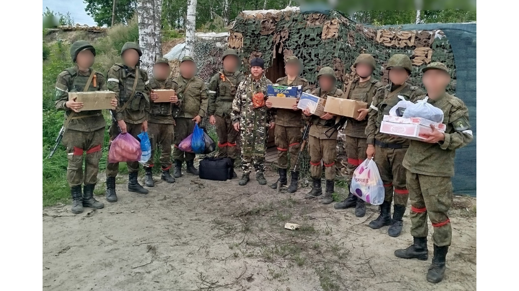 Брянский священник передал гуманитарный груз бойцам в приграничье