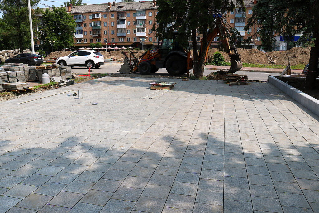 На площади Октябрьской революции уложили 250 кв. м плитки