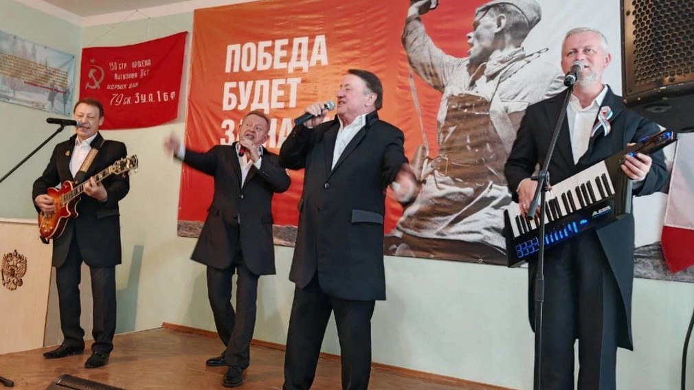 Брянский ВИА «Стожары» дал праздничный концерт для бойцов СВО