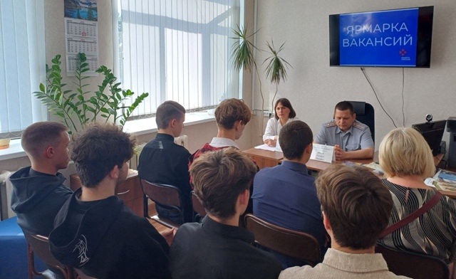 В  Центре занятости населения Суражского района прошел федеральный этап Всероссийской ярмарки трудоустройства «Работа России.