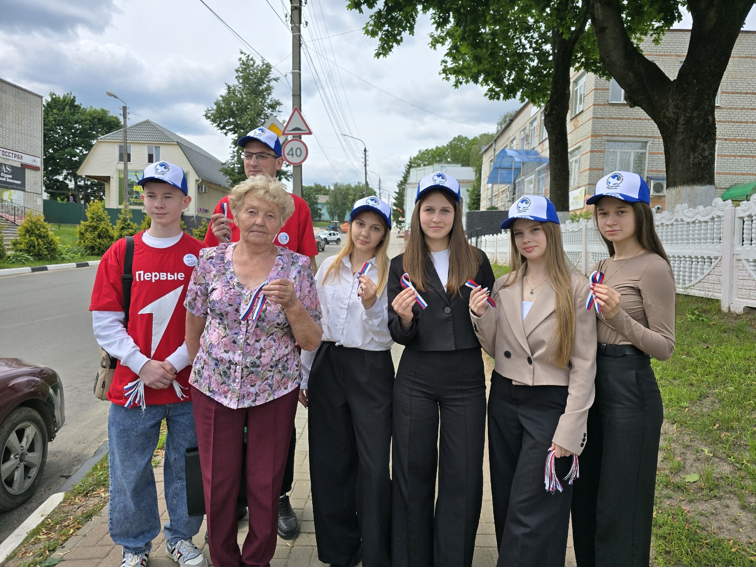 В Суражском районе проходит акция «Российский триколор»