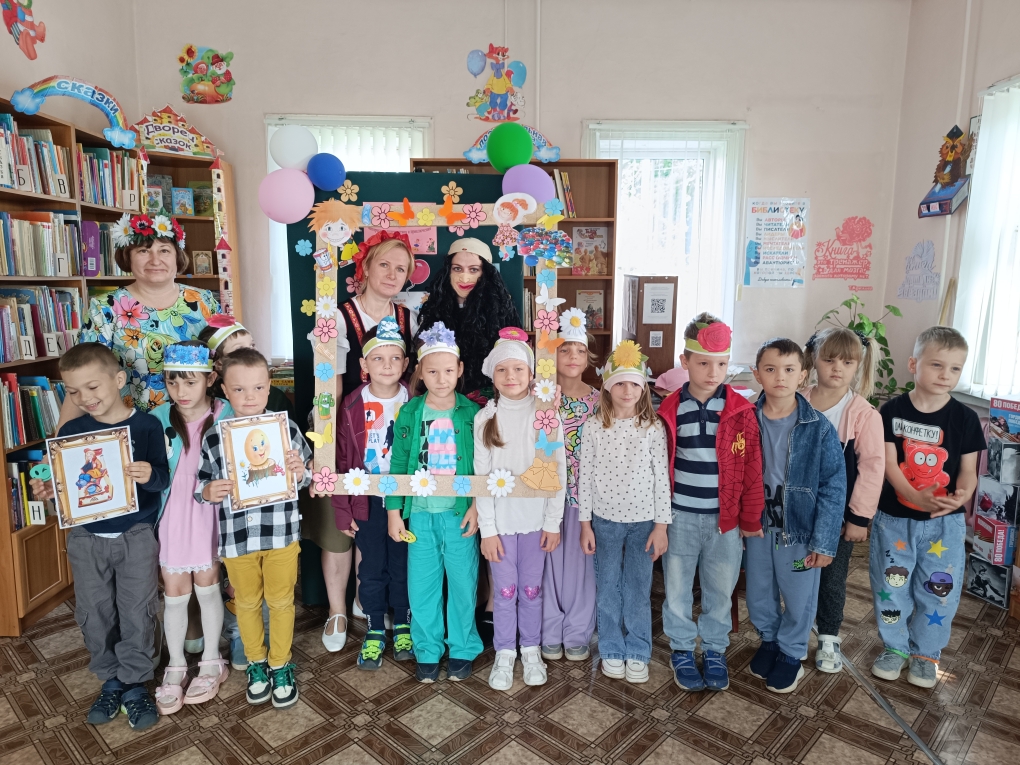 В Суражской городской детской библиотеке прошел праздник детства под названием «Летние чтения: интересные путешествия и приключения».